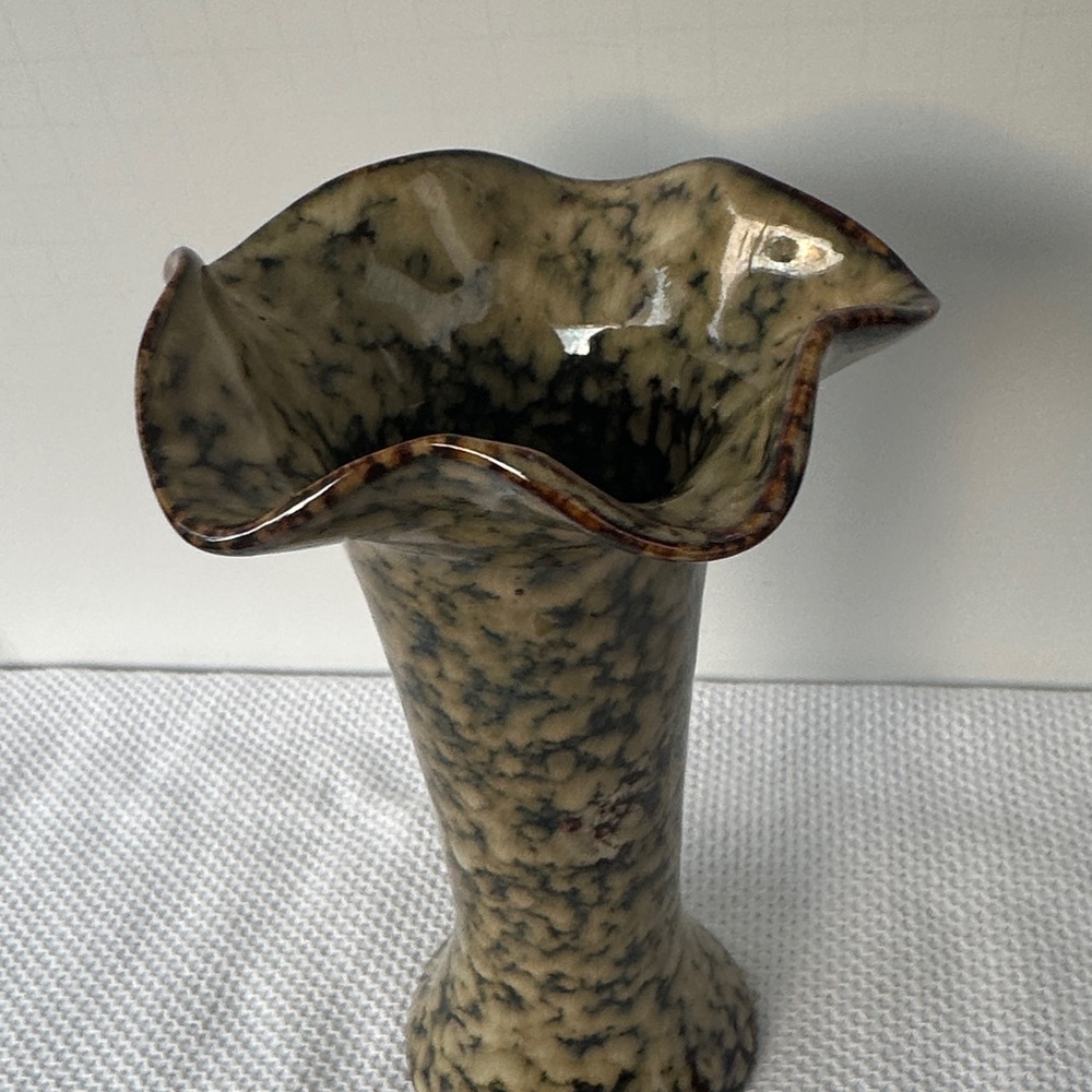Brown & Tan Speckled 7” Ceramic Vase With Ruffled Rim Tortoise Shell Pattern - Picture 7 of 9